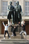 V.l. Tabea, Louisa und Simon: vor dem Goethe und Schiller Denkmal